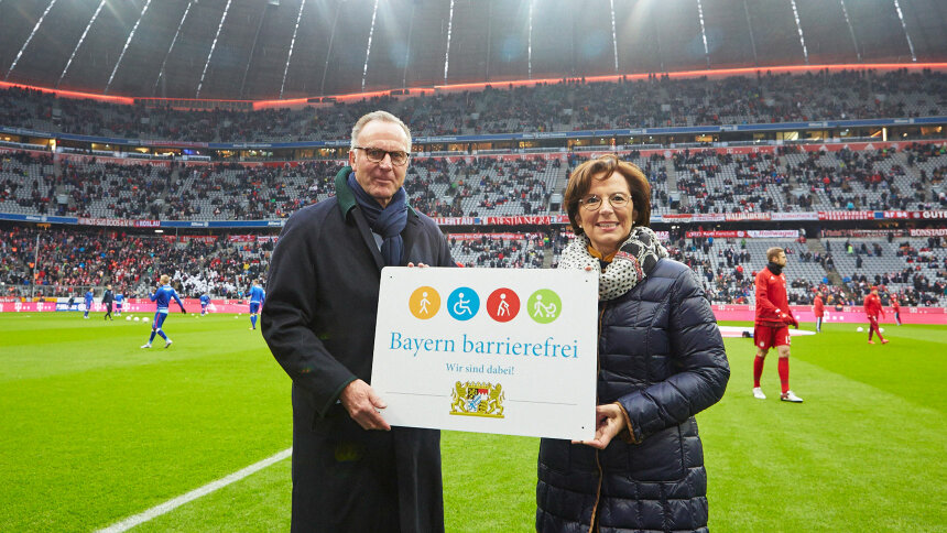 Sozialministerin Emilia Müller und FC-Bayern-Chef Karl-Heinz Rummenigge mit dem Signet „Bayern barrierefrei“.