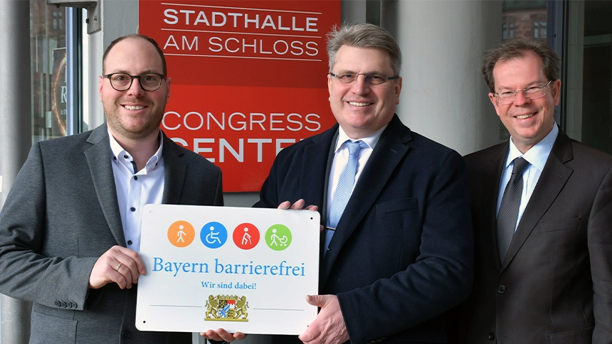 Gruppenbild: Übergabe des Signets „Bayern barrierefrei“ an die Stadthalle am Schloss in Aschaffenburg.