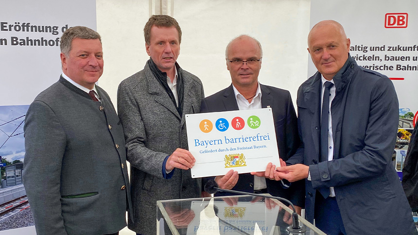 Gruppenbild: Übergabe des Signets „Bayern barrierefrei“.