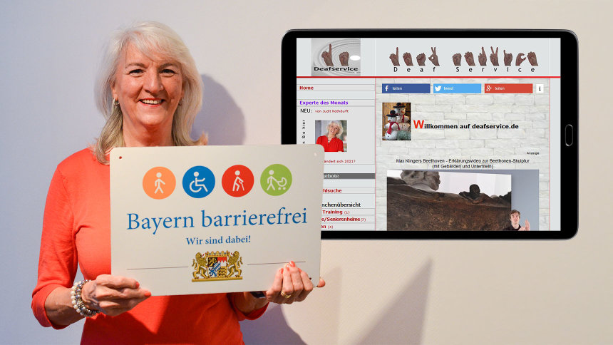 Collage: Vorne links präsentiert eine Frau das Signet „Bayern barrierefrei“, dahinter der Ausschnitt einer Website.