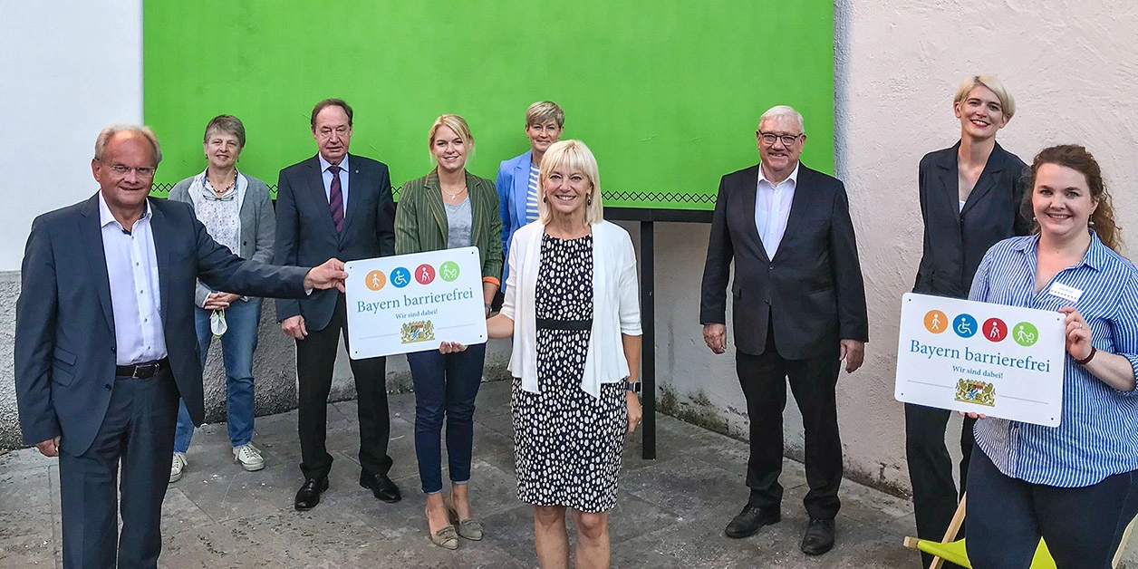 Gruppenbild: Übergabe des Signets „Bayern barrierefrei“.