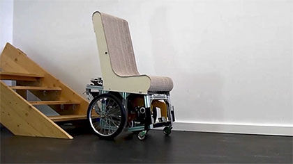 Anwendungsbild: Ein Rollstuhl steht vor einer Treppe.