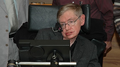 Stephen Hawking bedient seinen Sprachcomputer über eine Sensorbrille.
