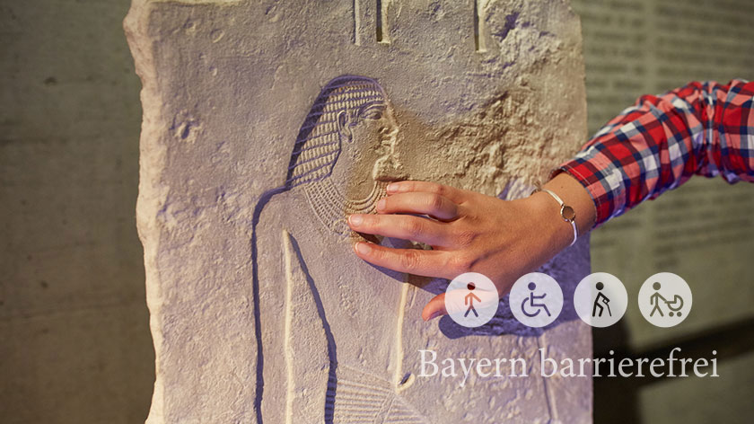 Hand tastet über Nachbildung eines antiken Reliefs.