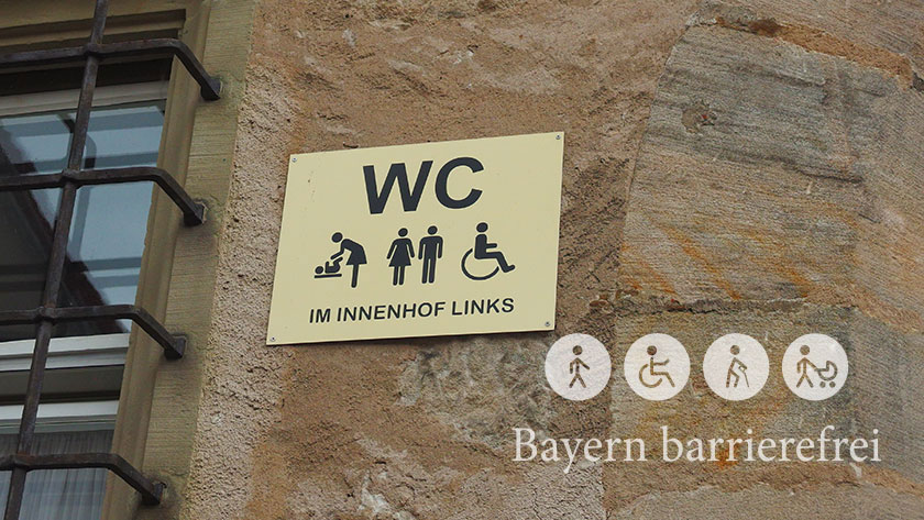 Gebäude mit Hinweisschild „barrierefreie Toilette“.