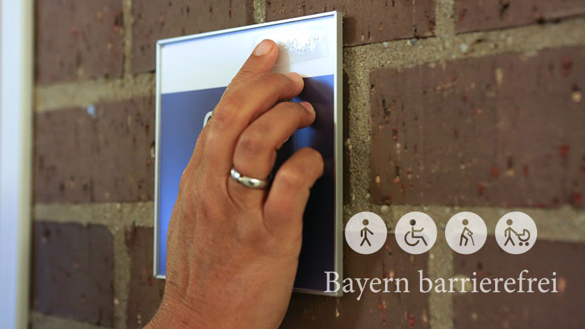 Hand tastet über Hinweisschild in einem Gebäude.