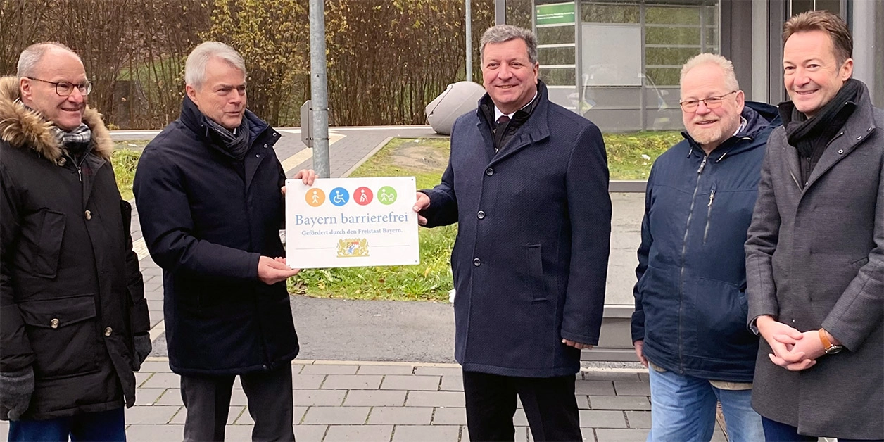 Gruppenbild: Übergabe des Signets „Bayern barrierefrei“.