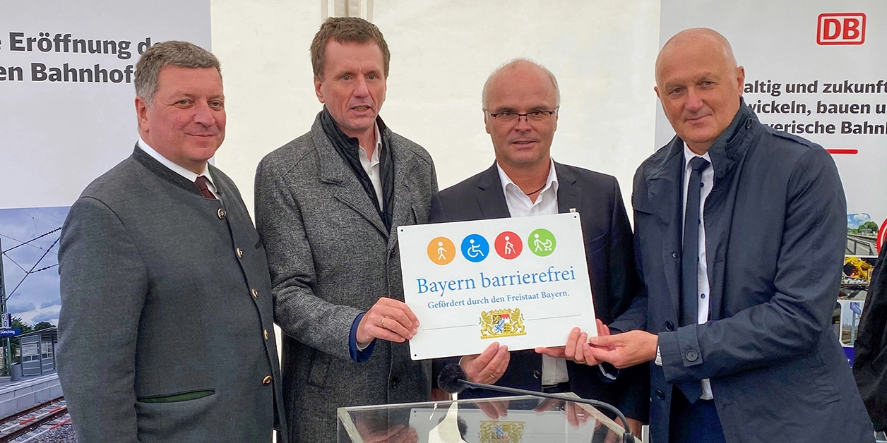 Gruppenbild: Übergabe des Signets „Bayern barrierefrei“.