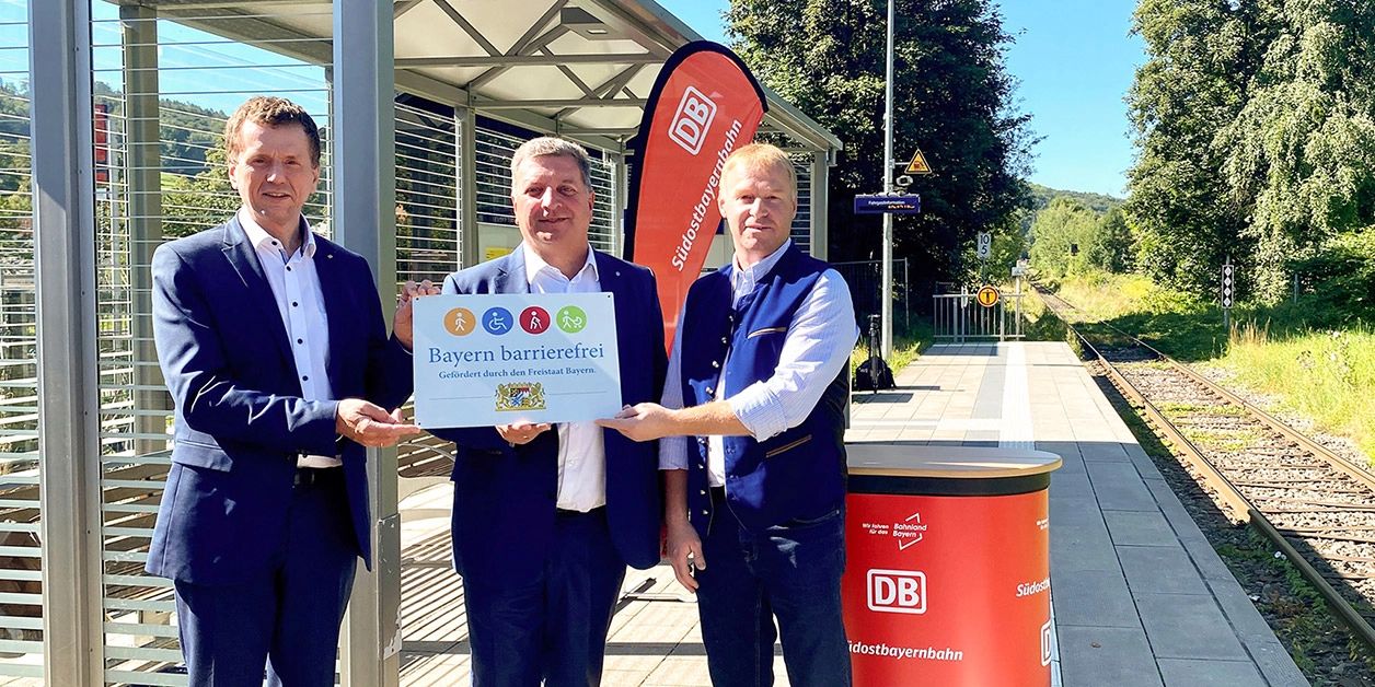 Gruppenbild: Übergabe des Signets „Bayern barrierefrei“.