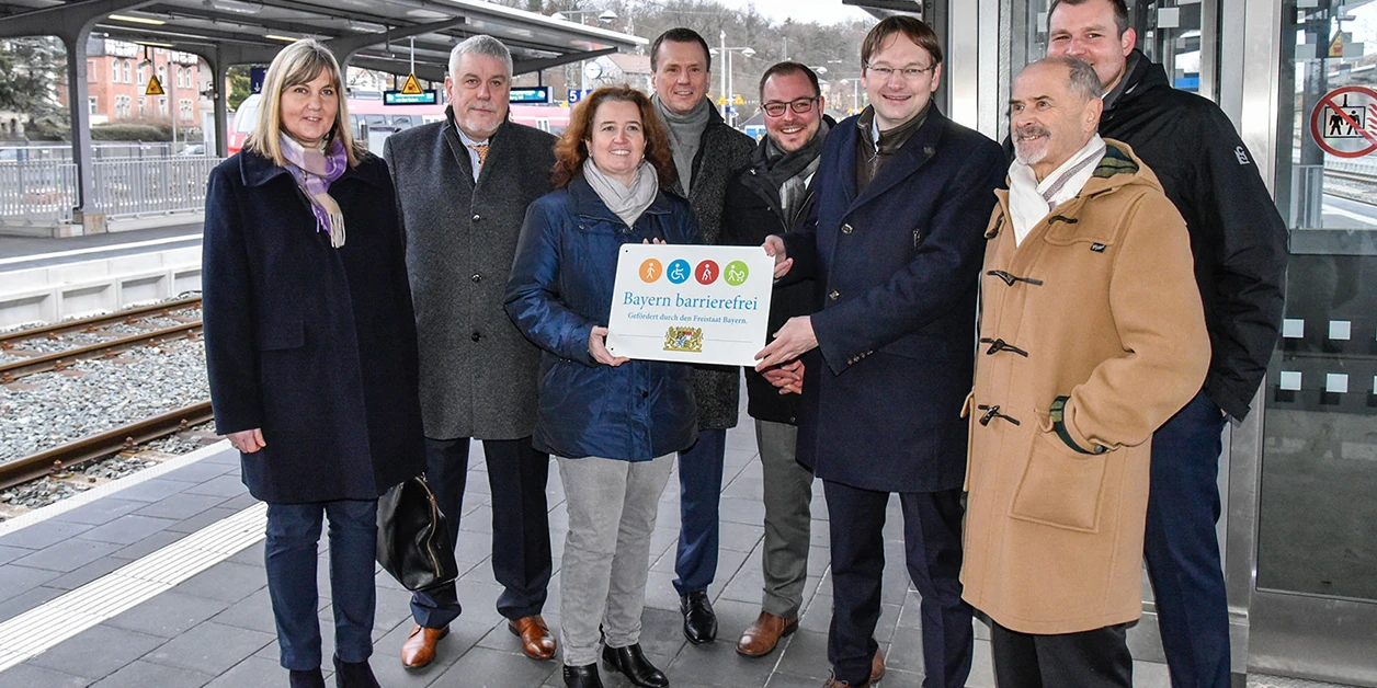 Gruppenbild: Übergabe des Signets „Bayern barrierefrei“