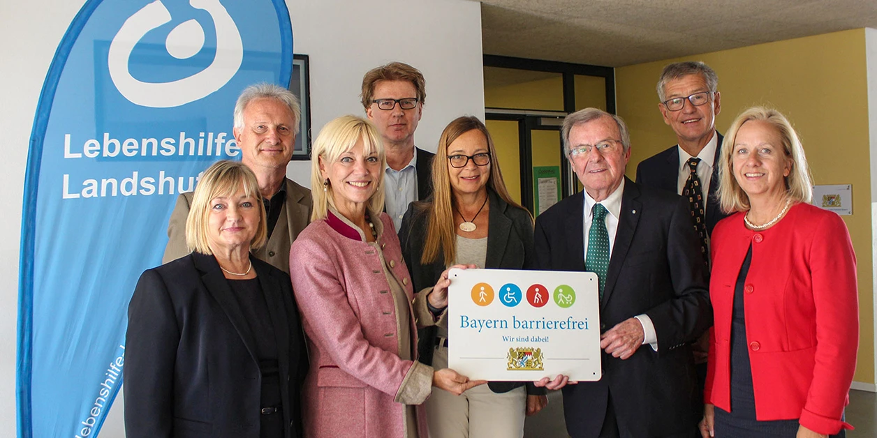 Gruppenbild: Übergabe des Signets „Bayern barrierefrei“