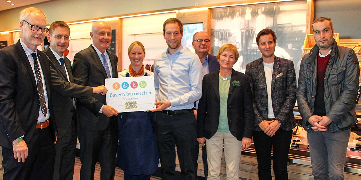 Gruppenbild: Übergabe des Signets „Bayern barrierefrei“