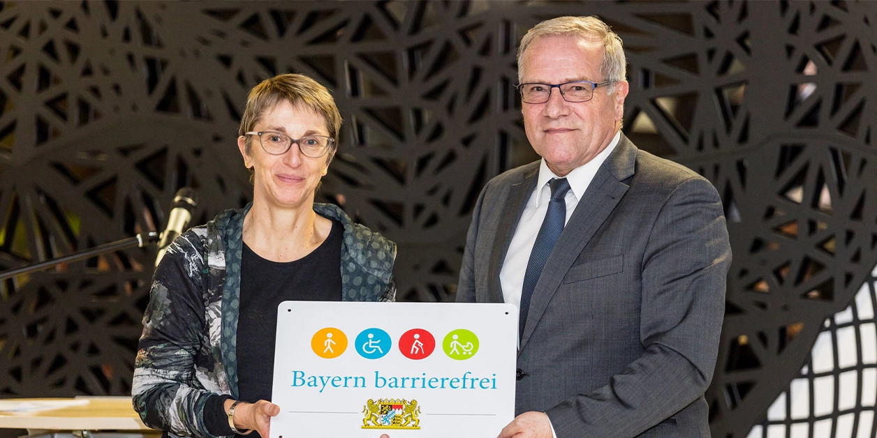 Gruppenbild: Übergabe des Signets „Bayern barrierefrei“