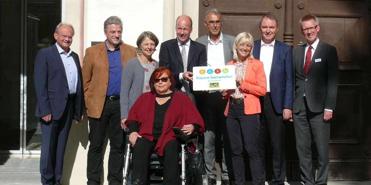 Gruppenbild: Übergabe des Signets „Bayern barrierefrei“