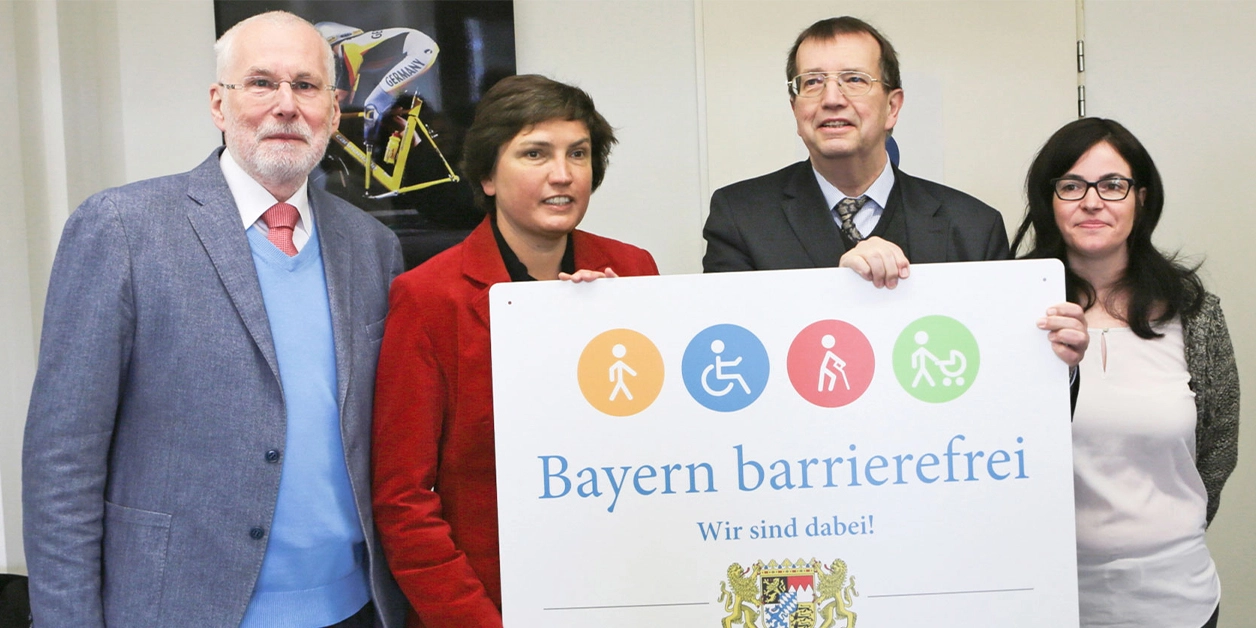 Gruppenbild: Übergabe des Signets „Bayern barrierefrei“