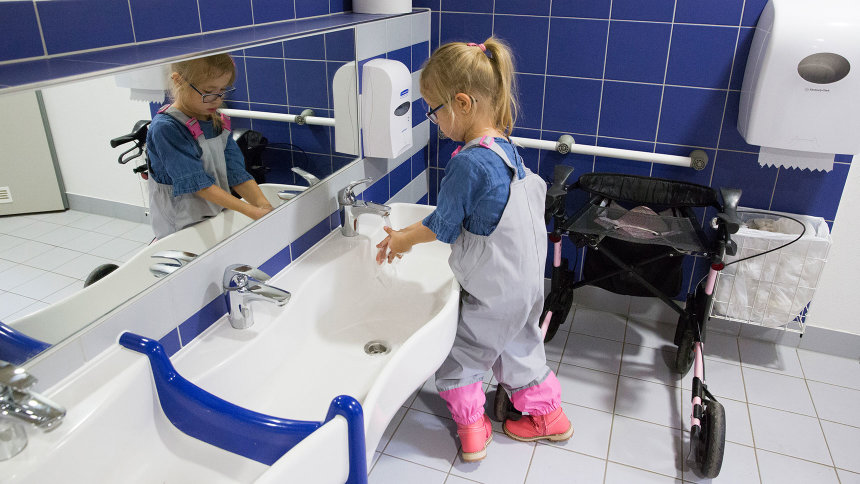 Im Badezimmer: Lena wäscht ihre Hände.