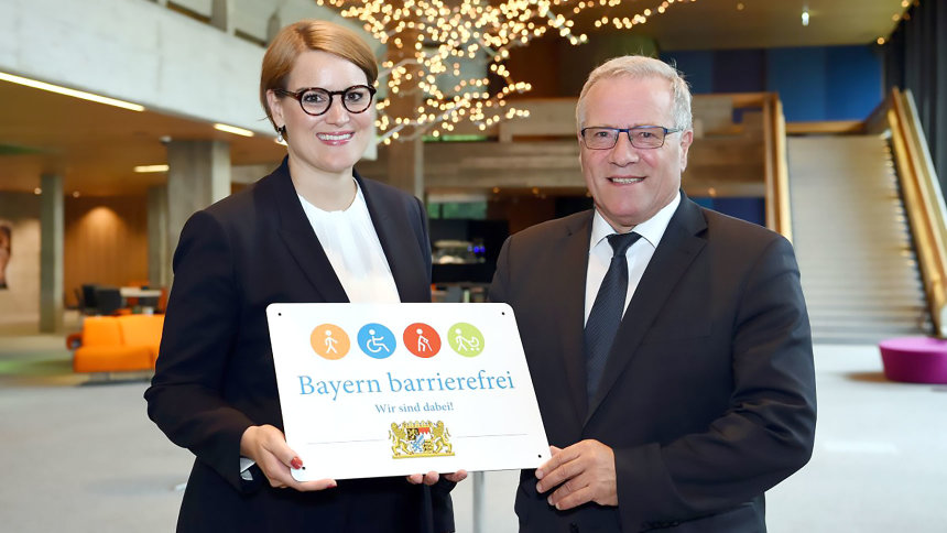 Übergabe des Signets „Bayern barrierefrei“.