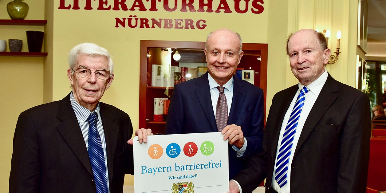 Gruppenbild: Übergabe des Signets „Bayern barrierefrei“.