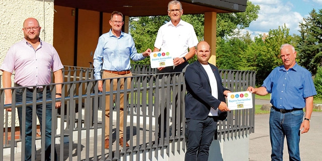 Gruppenbild: Übergabe des Signets „Bayern barrierefrei“.