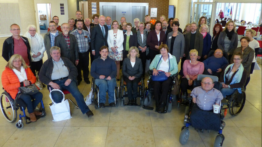 Gruppenfoto: rund 50 Menschen, einige mit Rollstuhl.