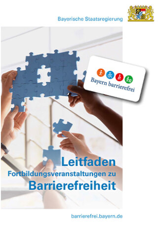 Titelbild des Leitfadens „Fortbildungsveranstaltungen zu Barrierefreiheit“: Hände halten ein größeres zusammengesetztes Puzzleteil und zwei kleinere Puzzleteile in die Luft.