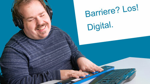 Bild: Ein blinder Mann arbeitet mit einer Braille-Zeile. Text: „Barriere? Los! Digital.“