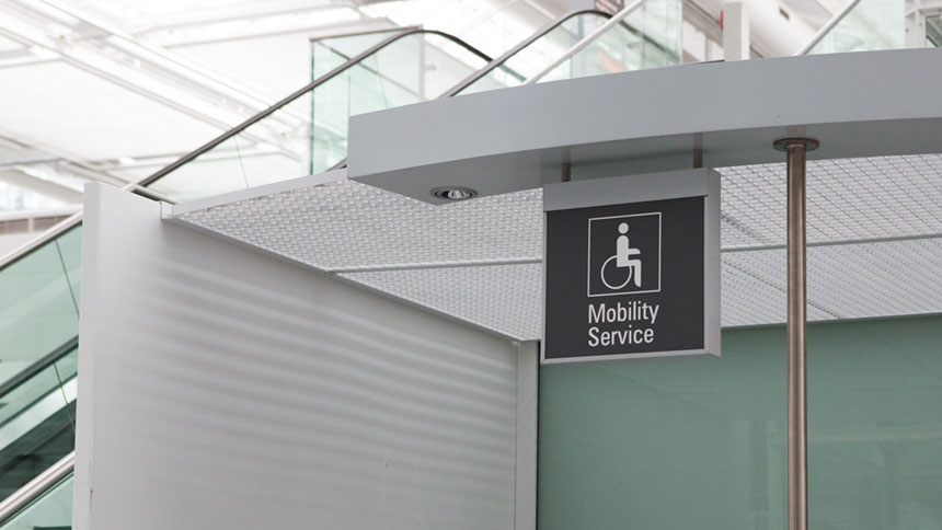 Infoschalter mit Hinweisschild: „Mobility Service“.