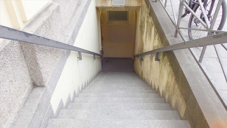 Langer Treppenabgang zu einer öffentlichen Toilette.