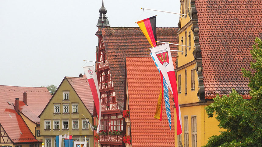Häuserfronten und Giebel im historischen Stadtkern.