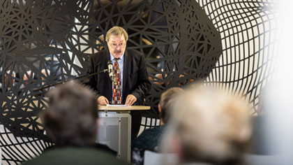 Veranstaltungsfoto: Ein Mann hält einen Vortrag.