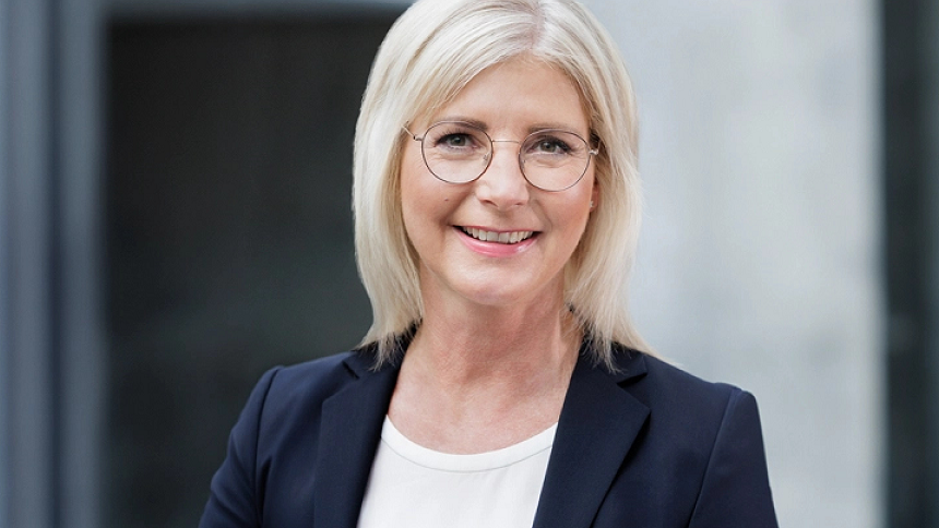 Porträtfoto: Staatsministerin Ulrike Scharf