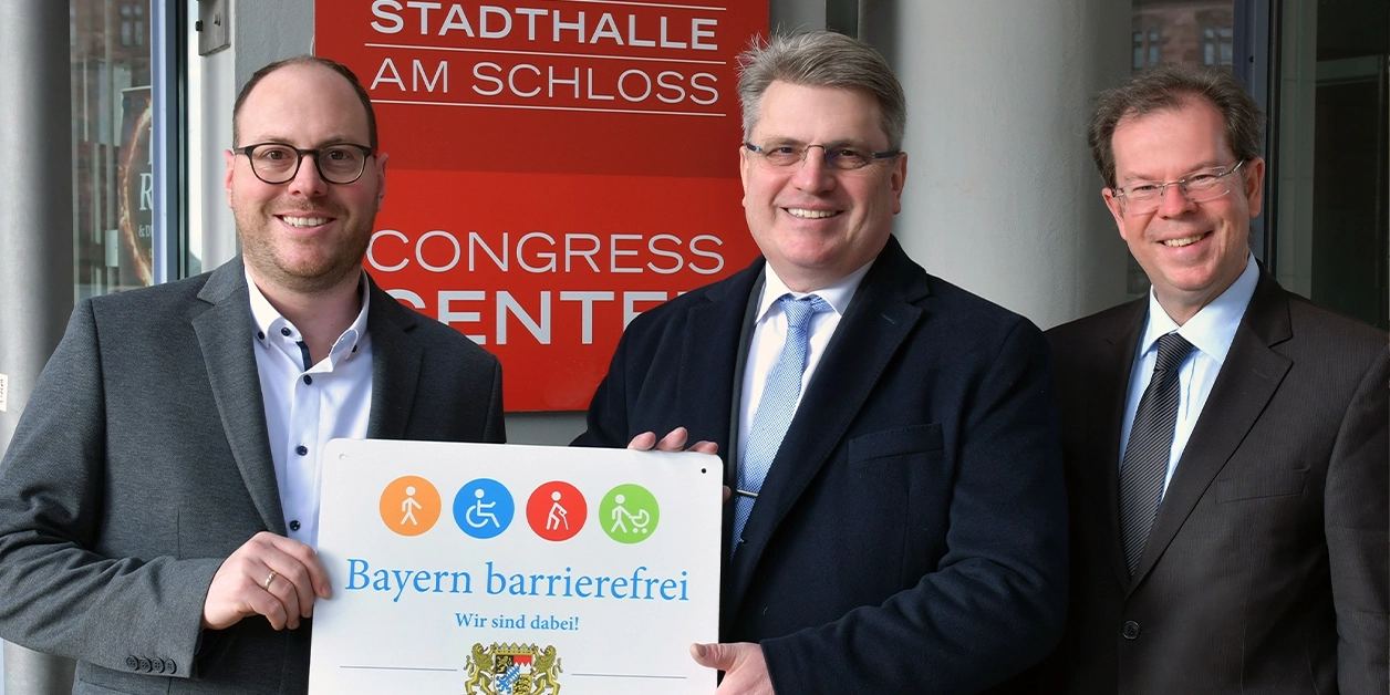 Gruppenbild: Übergabe des Signets „Bayern barrierefrei“ an die Stadthalle am Schloss in Aschaffenburg.