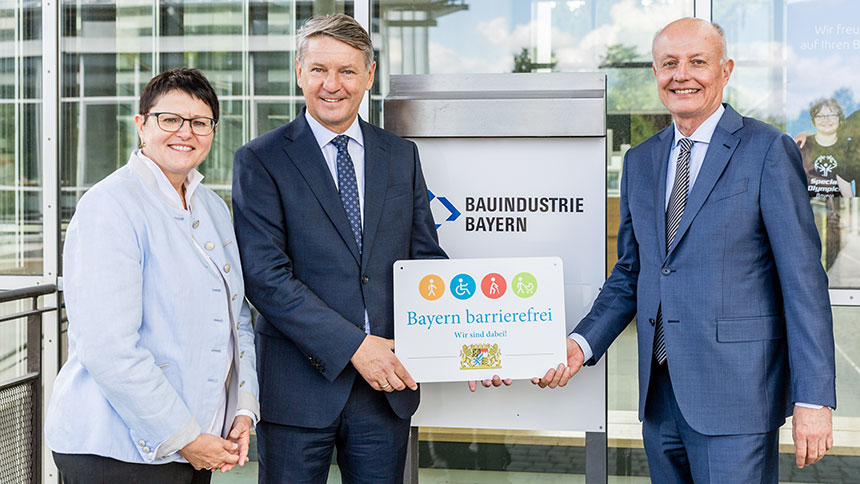 Gruppenfoto: Übergabe des Signets „Bayern barrierefrei“.
