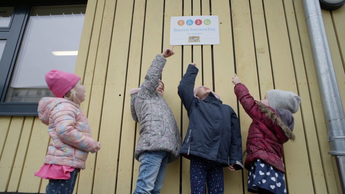 Das Video gibt einen Einblick, wie die Kita Sonneninsel den Alltag in der Einrichtung für alle Kinder barrierefrei gestaltet.