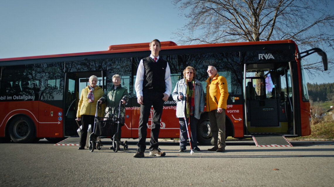 Das Video gibt einen Einblick, wie die Regionalverkehr Allgäu GmbH Barrierefreiheit in ihren Bussen umsetzt.