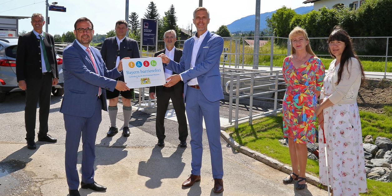 Gruppenbild: Übergabe des Signets „Bayern barrierefrei“.