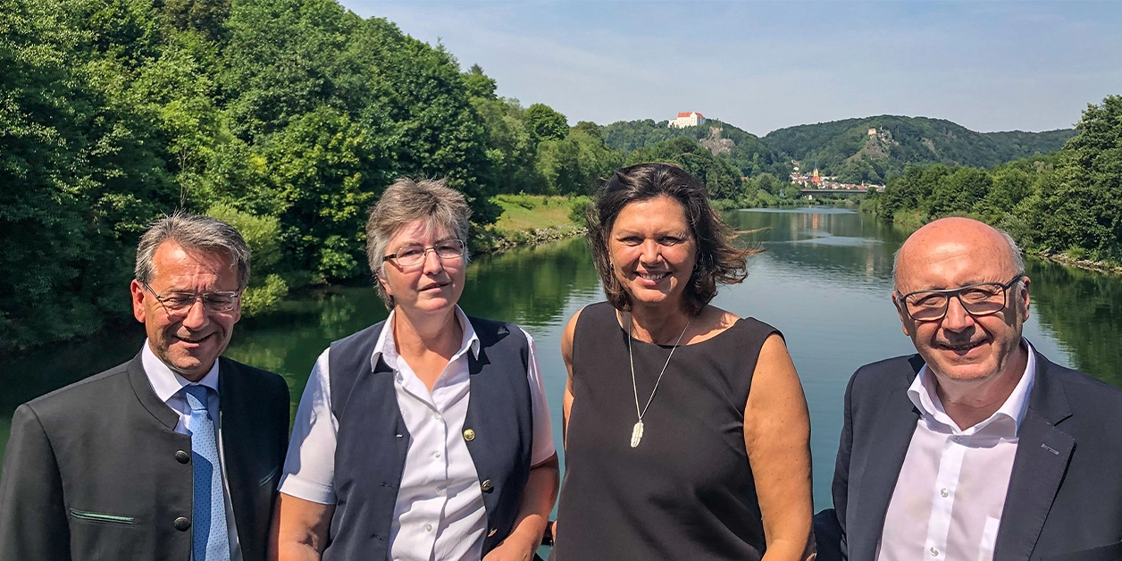 Bayerns Landtagspräsidentin Ilse Aigner mit drei weiteren Personen an Deck eines Ausflugsschiffs.