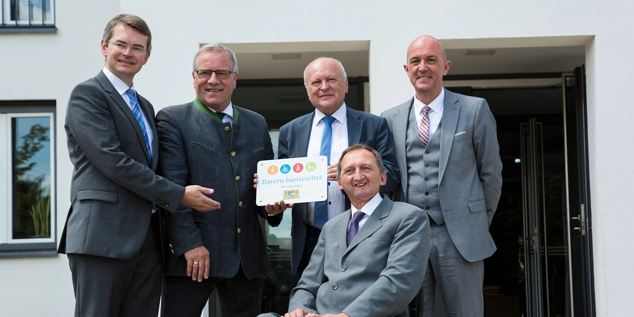 Gruppenbild: Übergabe des Signets „Bayern barrierefrei”