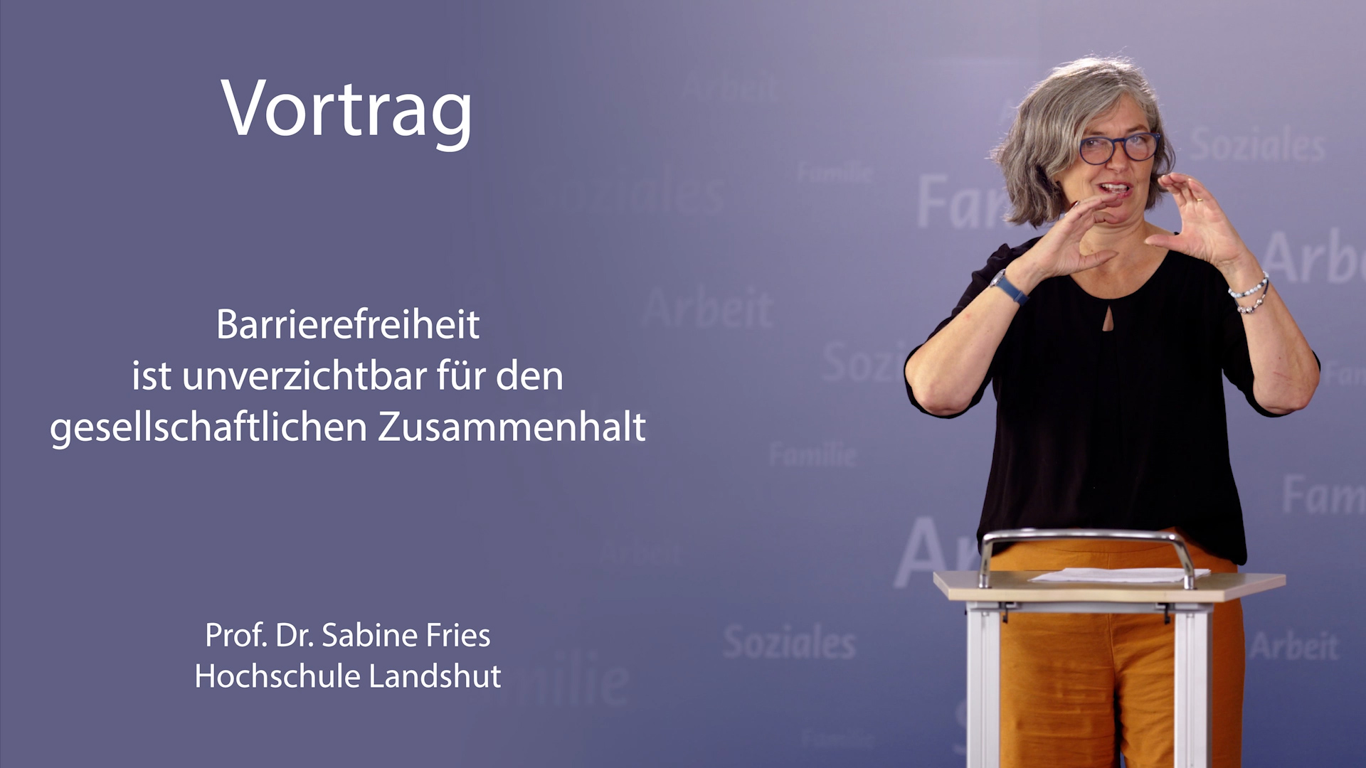 Video: In einem gebärdensprachlichen Vortrag beleuchtet die gehörlose Professorin Dr. Sabine Fries Barrierefreiheit aus individueller und gesamtgesellschaftlicher Sicht.