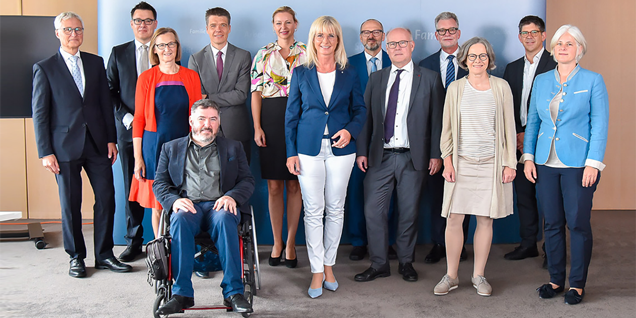 Gruppenfoto im Bayerischen Sozialministerium: Teilnehmende des Ausschusses.