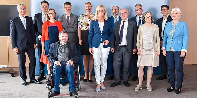 Gruppenfoto im Bayerischen Sozialministerium: Teilnehmende des Ausschusses.