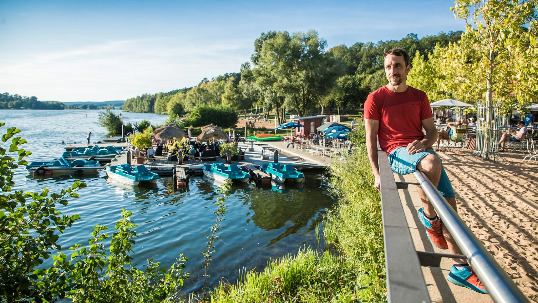 Andreas Hemmeter am Ufer eines Sees.