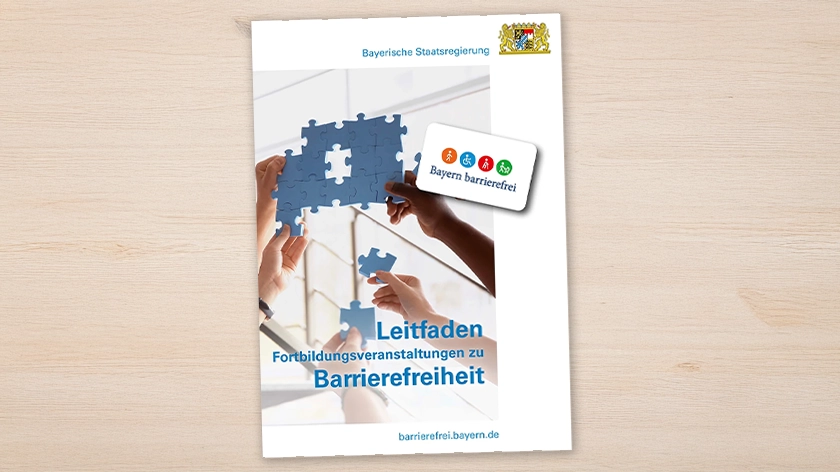 Titelbild des Leitfadens „Fortbildungsveranstaltungen zu Barrierefreiheit“: Hände halten ein größeres zusammengesetztes Puzzleteil und zwei kleinere Puzzleteile in die Luft.