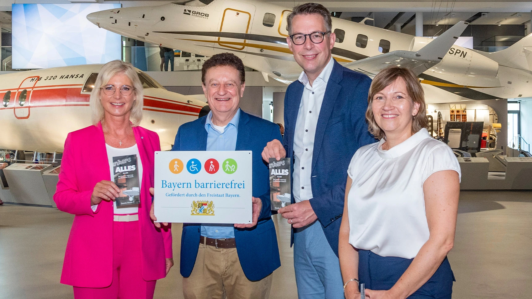 Gruppenbild: Übergabe des Signets „Bayern barrierefrei“ im Deutschen Museum München.