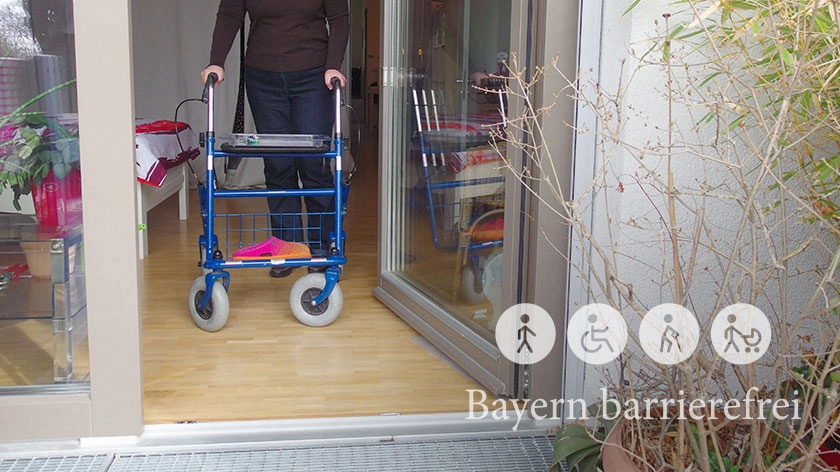 Barrierefreier Übergang vom Wohnraum auf einen Balkon.