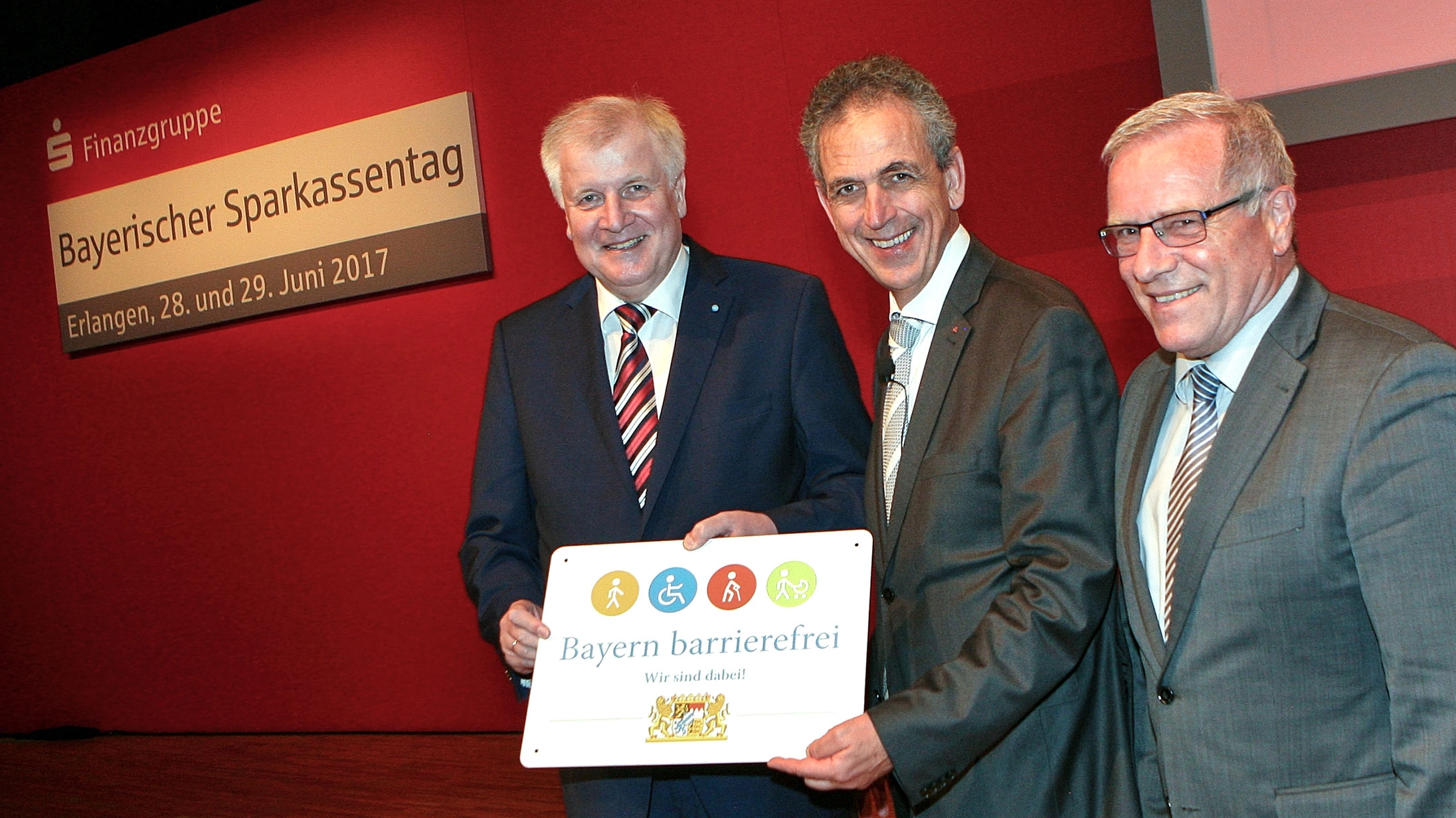 Gruppenbild: Übergabe des Signets „Bayern barrierefrei“.