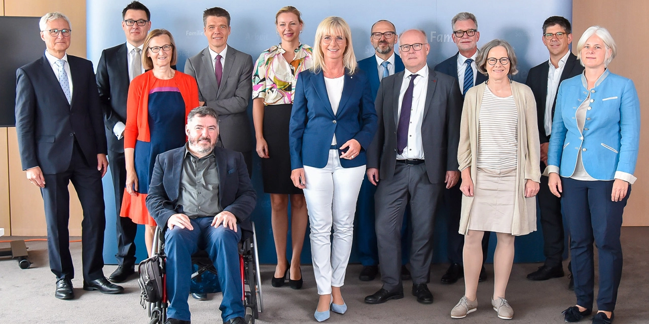 Gruppenfoto im Bayerischen Sozialministerium: Teilnehmende des Ausschusses.