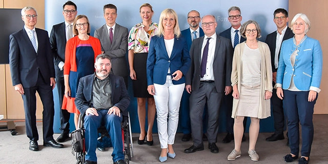 Gruppenfoto im Bayerischen Sozialministerium: Teilnehmende des Ausschusses.