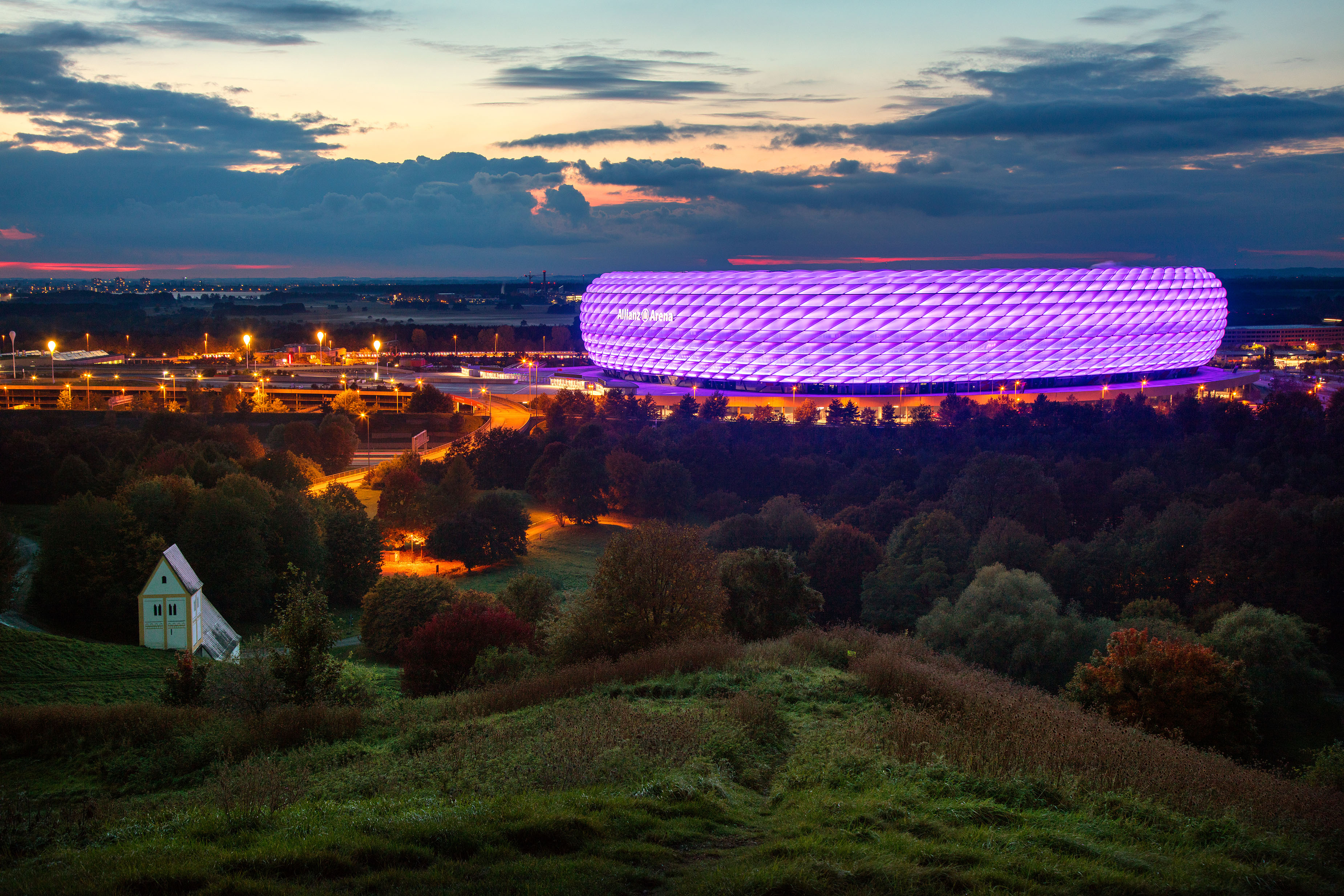 Die Allianz Arena in der Dämmerung.